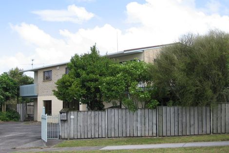 Photo of property in 13 Marina View Drive, West Harbour, Auckland, 0618