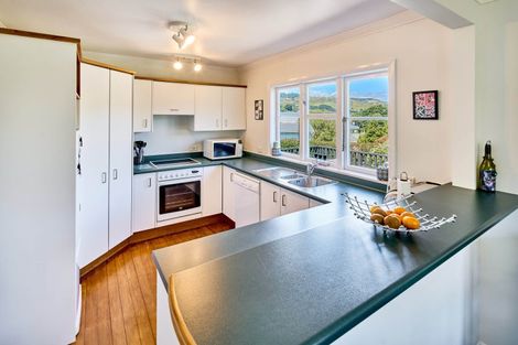 Photo of property in 2 Kereru Bend, Tawa, Wellington, 5028