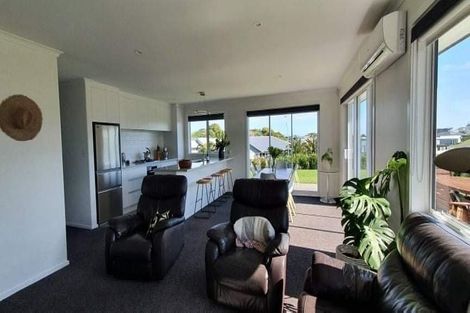 Photo of property in 33 Golf Vue Place, Castlecliff, Whanganui, 4501