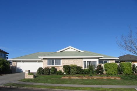 Photo of property in 16 Newbliss Crescent, East Tamaki Heights, Auckland, 2016