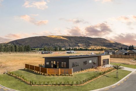 Photo of property in 8 Buttercup Street, Wanaka, 9382