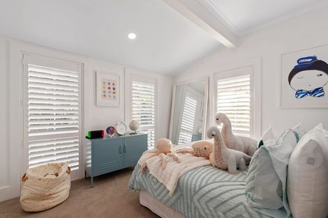 Photo of property in 1 Almond Grove, Greenhithe, Auckland, 0632