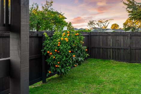 Photo of property in 92b Beach Road, Te Atatu Peninsula, Auckland, 0610