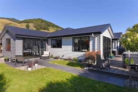 Photo of property in 98 Washbourn Drive, Richmond, 7020