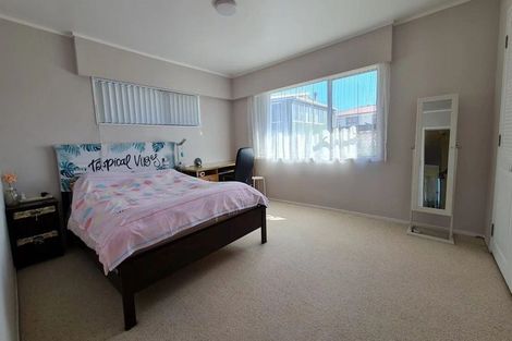Photo of property in 1 Sunrise Lane, Te Atatu South, Auckland, 0610