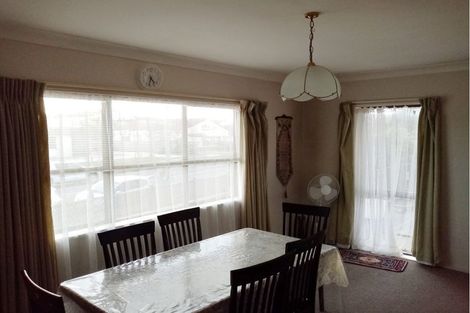 Photo of property in 1/62 Aviemore Drive, Highland Park, Auckland, 2010