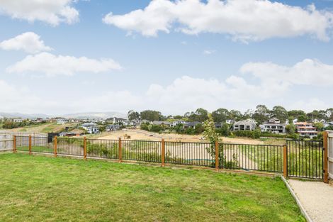 Photo of property in 55 Vaucluse Heights, Fitzherbert, Palmerston North, 4410
