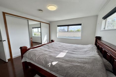 Photo of property in 2 Thomas Rea Place, Te Atatu South, Auckland, 0610