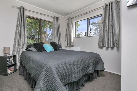 Photo of property in 24 Claverdon Drive, Massey, Auckland, 0614