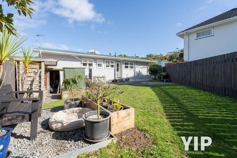 Photo of property in 36 Batchelor Street, Newlands, Wellington, 6037