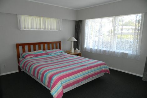 Photo of property in 3 Merritt Way, Newlands, Wellington, 6037