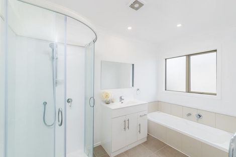 Photo of property in 5 Mcewen Crescent, Riverstone Terraces, Upper Hutt, 5018