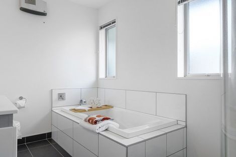 Photo of property in 5 Millpond Place, Parklands, Christchurch, 8083