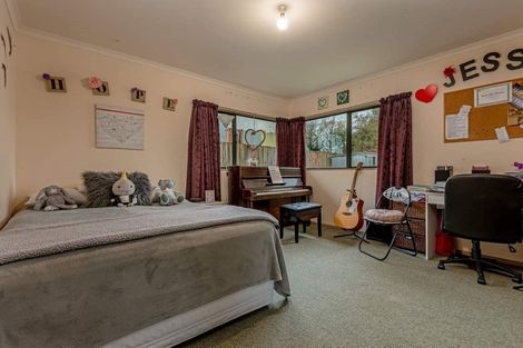 Photo of property in 15 Woburn Place, Takaro, Palmerston North, 4412