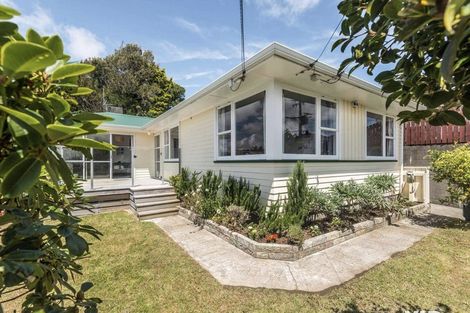 Photo of property in 5 Catherine Crescent, Paparangi, Wellington, 6037