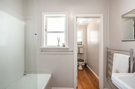 Photo of property in 44 Grays Road, Plimmerton, Porirua, 5026