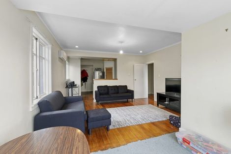 Photo of property in 33 Woodvale Grove, Fairfield, Lower Hutt, 5011