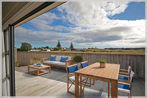Photo of property in 25 Story Street, Foxton Beach, Foxton, 4815