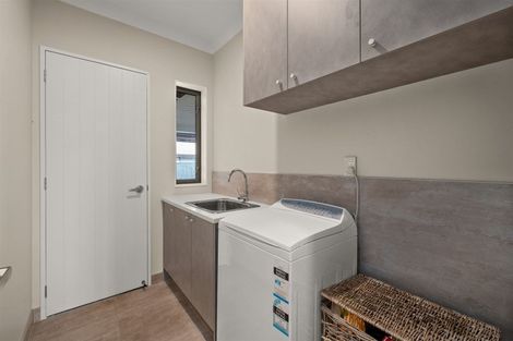 Photo of property in 2 Madden Avenue, Kumeu, 0810