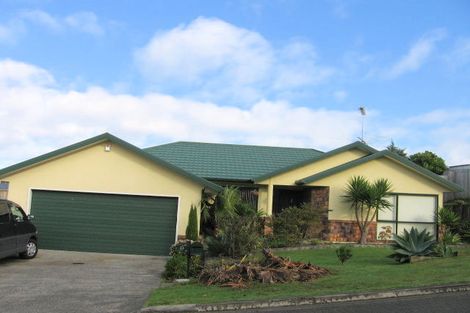 Photo of property in 28 Piper Place, Goodwood Heights, Auckland, 2105