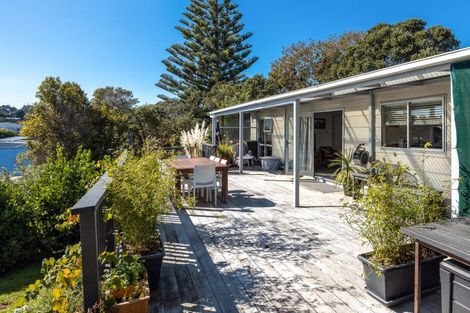 Photo of property in 17 Wellington Road, Surfdale, Waiheke Island, 1081