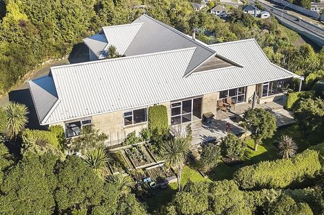 Photo of property in 4 Rangatira Road, Tawa, Wellington, 5028