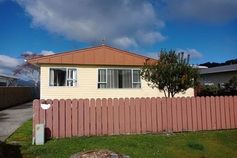 Photo of property in 10 Matthews Road, Wainuiomata, Lower Hutt, 5014