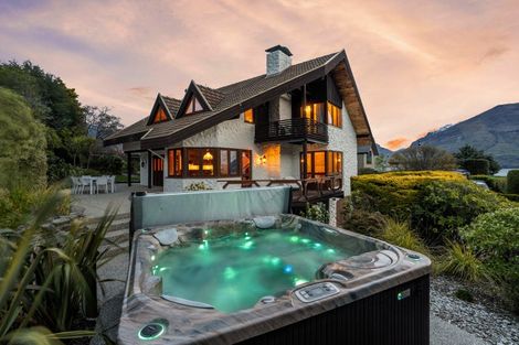 Photo of property in 9 Cypress Court, Kelvin Heights, Queenstown, 9300