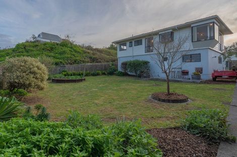 Photo of property in 37 Hicks Crescent, Waikanae Beach, Waikanae, 5036