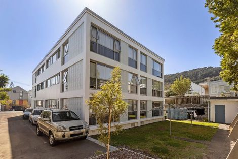 Photo of property in Victoria Court, 4/4 Queen Street, Mount Victoria, Wellington, 6011