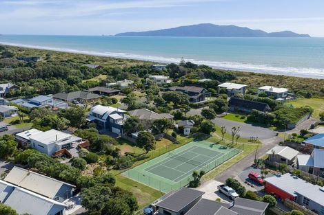 Photo of property in 18 Marram Way, Peka Peka, Waikanae, 5391