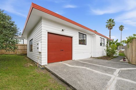 Photo of property in 2/68 Meadowood Drive, Unsworth Heights, Auckland, 0632