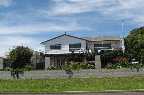 Photo of property in 10 Torkar Road, Clarks Beach, 2122