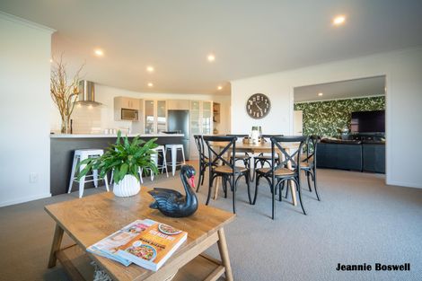 Photo of property in 8 Medallion Court, Kelvin Grove, Palmerston North, 4414