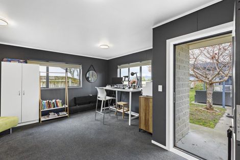 Photo of property in 16 Daniel Place, Kelvin Grove, Palmerston North, 4414