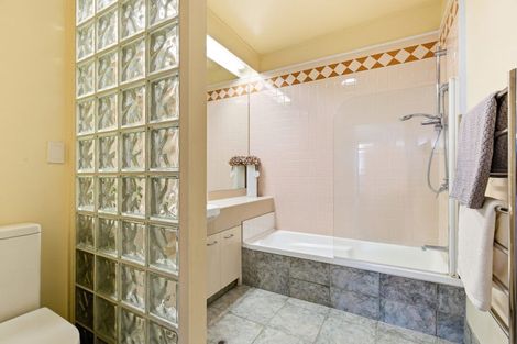 Photo of property in 17 Kent Terrace - Kent Apartments, 7e/16 Kent Terrace, Mount Victoria, Wellington, 6011