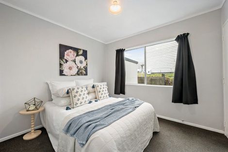 Photo of property in 7 Chetwode Grove, Newlands, Wellington, 6037