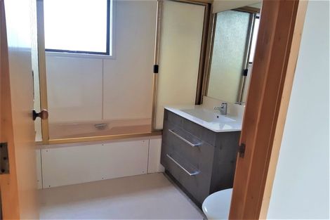 Photo of property in 1/58 Hillcrest Avenue, Hillcrest, Auckland, 0627