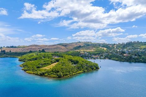 Photo of property in 10 Parawera Drive, Acacia Bay, Taupo, 3330