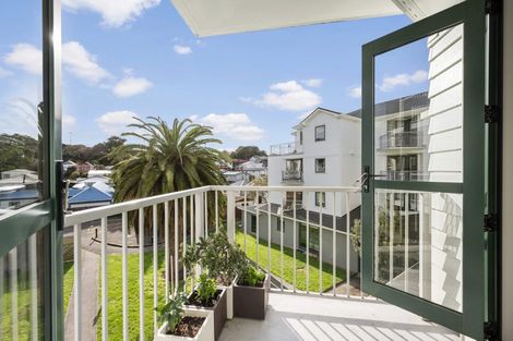 Photo of property in Palm Grove Apartments, 9/13c Palm Grove, Berhampore, Wellington, 6023