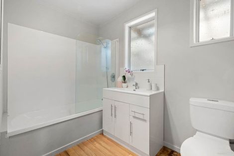 Photo of property in 1/10 Mcquoid Place, Glenfield, Auckland, 0629