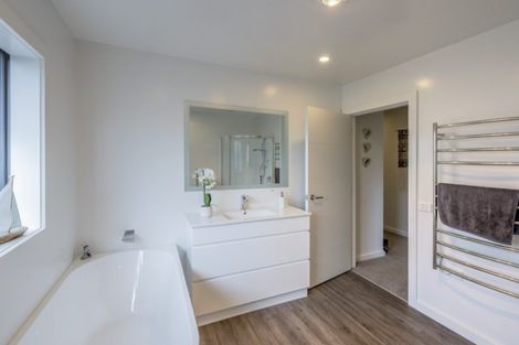 Photo of property in 53 Waipunahau Road, Waikanae, 5036