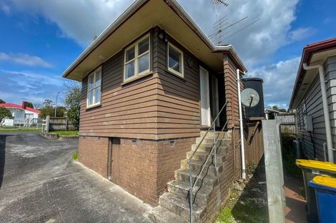 Photo of property in 12 Gill Avenue, Te Atatu Peninsula, Auckland, 0610