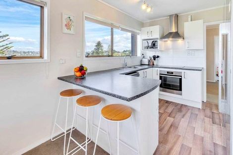 Photo of property in 1/2a Carlisle Road, Browns Bay, Auckland, 0630