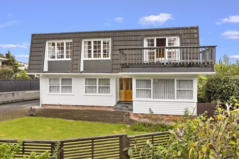 Photo of property in 30 Deuxberry Avenue, Northcote, Auckland, 0627