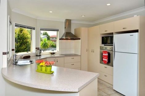 Photo of property in 32 Rising Parade, Fairview Heights, Auckland, 0632