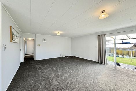Photo of property in 1/6 Kirklow Place, Goodwood Heights, Auckland, 2105
