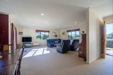Photo of property in 18 Barrett Drive, Waikanae Beach, Waikanae, 5036