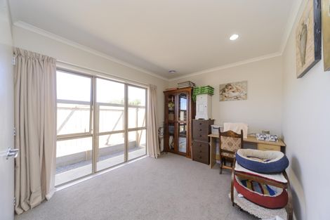 Photo of property in 11 Chestnut Close, Kelvin Grove, Palmerston North, 4414