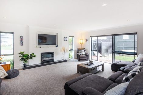 Photo of property in 5 D'urville Place, Kelvin Grove, Palmerston North, 4414